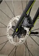  ??  ?? Below We don’t feel the addition of disc brakes has altered ride quality Bottom Convert the wheels to tubeless for more weight loss benefits