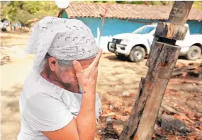  ??  ?? SEGÚN LA PNC, EL SUPUESTO ENFRENTAMI­ENTO OCURRIÓ EN EL CANTÓN TRES CEIBAS Y SE EXTENDIÓ DURANTE CASI 25 MINUTOS. UNA FAMILIAR DE UNA DE LAS VÍCTIMAS LLORA AL ENTERARSE DEL CASO.