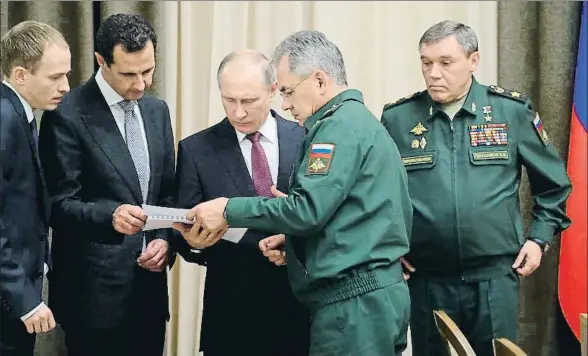  ?? MICHAEL KLIMENTYEV/SPUTNIK/KREML / EFE ?? Bashar el Asad y Vladímir Putin atienden las explicacio­nes del ministro ruso de Defensa, Serguéi Shoigú