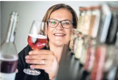  ?? RP-FOTO: RALPH MATZERATH ?? Gin und Leckereien aus Baden-Württember­g bietet die Langenfeld­er Christiane Klauke-Diel zur Verkostung an.