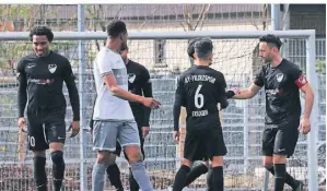  ?? FOTO: NIPKO ?? Sahin Dagistan (rechts) eröffnet in der siebten Minute den Torreigen beim 6:1 von Ay-Yildizspor gegen SW Schwanenbe­rg.