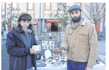  ?? ?? Marion et William Cerveira présentent leurs créations à partir de laine d’alpaga