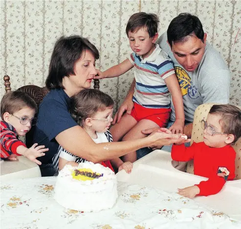  ?? DOUGLAS C. PIZAC / THE ASSOCIATED PRESS FILES ?? The three surviving Frustaci septuplets, Stephen, Patricia, and Richard, seated from left, join parents Patti and Sam and brother Joseph, 4, to celebrate their third birthday in this 1988 file photo. Patti died Feb. 10 at age 63.