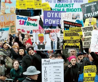  ??  ?? Manifestan­tes salieron a las calles de DC, el viernes, en rechazo al presidente Trump.