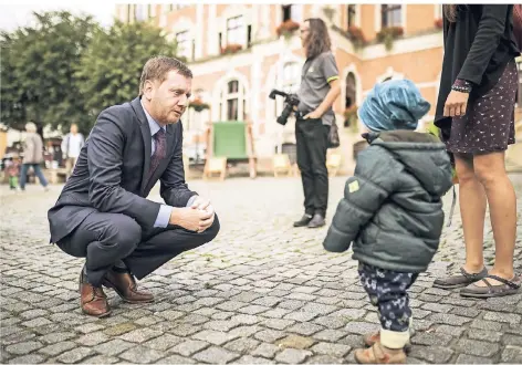  ?? FOTO: GAERTNER/IMAGO ?? Politik auf Augenhöhe: Sachsens CDU-Spitzenkan­didat Michael Kretschmer während des Wahlkampfs in Stollberg.