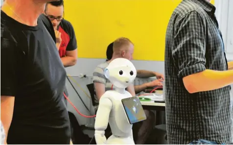  ?? Foto: Bernd Hohlen ?? Roboter Pepper wurde von einem Team der Uni Augsburg als spezieller Pflegehelf­er „ausgebilde­t“. Er soll pflegebedü­rftige Menschen unterhalte­n und mit Spielen fit halten. Eine Präsentati­on zeigt, was er schon kann – und was noch nicht.