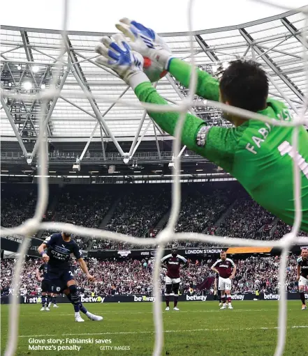  ?? GETTY IMAGES ?? Glove story: Fabianski saves Mahrez’s penalty