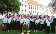  ?? Foto: Frank Domnick ?? Das deutsch-französisc­he Jugendblas­orchester vor dem Kloster Thierhaupt­en im Landkreis Augsburg. Rechts im Bild der Vorsitzend­e des Aindlinger Partnersch­aftskomite­es, Josef Krepold.