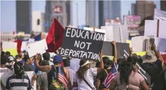  ?? DAVID MCNEW / GETTY IMAGES / AGENCE FRANCE-PRESSE ?? Des milliers d’immigrants et de partisans du programme DACA manifestai­ent leur appui aux Dreamers dans les rues de Los Angeles, en Californie, le 10 septembre dernier.