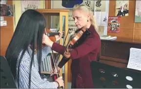  ?? PHOTOS BY CHENG SI / CHINA DAILY ?? Anna Ganina gives a violin class to a student at the Hunan Institute of Science and Technology in Yueyang, Hunan province.