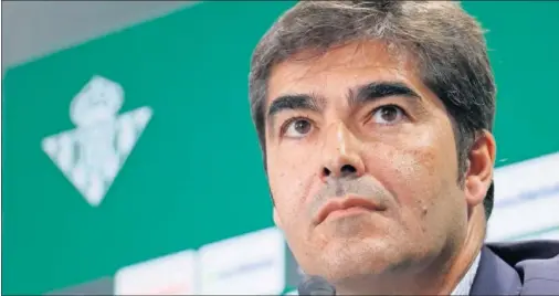  ??  ?? Ángel Haro, presidente del Betis, durante la comparecen­cia de prensa de ayer para explicar la destitució­n de Rubi.