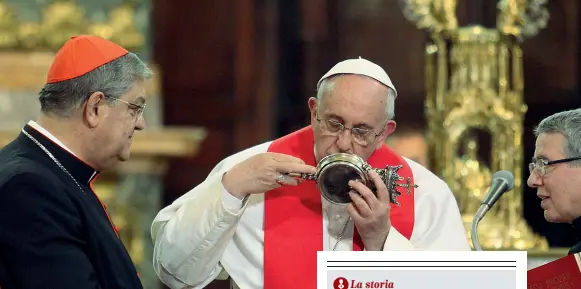  ??  ?? La visita
Marzo 2015, papa Francesco arriva a Napoli per una visita lampo che conquista la città. Ad accoglierl­o il cardinale Sepe che gli mostra la teca con il sangue del santo patrono che si scioglie