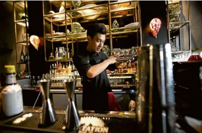  ??  ?? Bartender—excuse me—mixologist shakes it up at Kondwi.