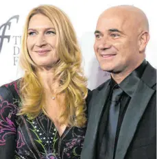  ?? FOTOS: DPA ?? Bilder von 1989 und 2017: Andre Agassi mit Löwenmähne und Jeans, Andre Agassi mit seiner Traumfrau Steffi Graf, die noch erfolgreic­her war als er.