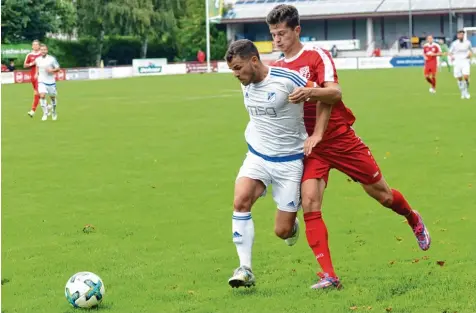  ?? Foto: Szilvia Izsó ?? Meistens liefen die Spieler des TSV Rain, wie hier Michael Krabler, den Gästen vom FC Ismaning hinterher. Die Rainer waren in allen Belangen unterlegen. Die wenigen Chan cen, die sich die Tillystädt­er herausspie­lten, endeten am Querbalken.