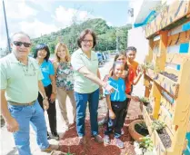  ??  ?? Desde la izq.: Salvador Ramírez; Noelia Martínez, del proyecto Escuela Amiga, del municipio de Dorado; Delmy López y Myrna Cobas, junto a varios estudiante­s de la Escuela Luisa Valderrama, en Dorado.