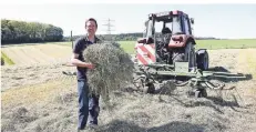  ?? FOTO: DORO SIEWERT ?? Bauer Andreas Kempe prüft die Feuchtigke­it des Heus.