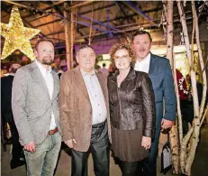  ?? RP-FOTO: ANNE ORTHEN ?? Robert Selders, Willi Burchartz und Toni Selders (v.l.) mit Evelin Pleines als eine der zahlreiche­n Sponsoren des Events.