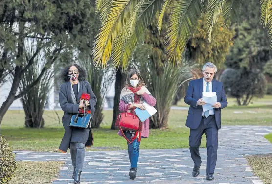  ?? Esteban collazo/presidenci­a ?? La vicejefa de Gabinete, Cecilia Todesca, y Fernanda Raverta, de Anses, ayer con el Presidente