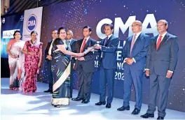  ?? ?? Ms. Deepa Silva – Assistant Vice President Aitken Spence Corporate Finance collecting the award from SEC Chairman Mr. Viraj Dayaratne with other officials.