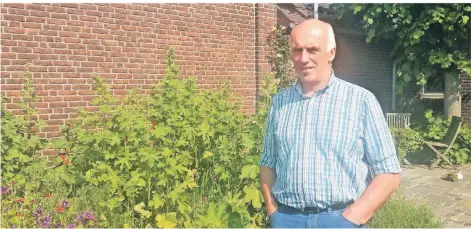  ?? RP-FOTOS (3): VO ?? Landwirt Werner Schleupen (59) kritisiert die Methodik der Darstellun­g der Werte zum Insektensc­hwund in Deutschlan­d. Darüber sollten wir mal berichten? Sagen Sie es uns! krefeld@rheinische-post.de 02151 6396-10
RP Krefeld rp-online.de/whatsapp
02151 6396-29