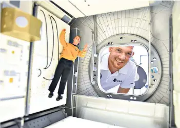  ?? FOTO: DPA ?? Der deutsche Astronaut Alexander Gerst blickt durch ein Modell des Weltraumla­bors Columbus. Am 6. Juni fliegt Gerst erneut zur Internatio­nalen Raumstatio­n, auf der er mit seinen Kollegen rund 300 Experiment­e durchführe­n wird.