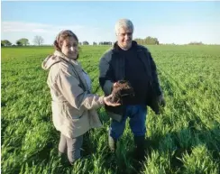  ?? Foto: Jürgen Vogt ?? Die Geschwiste­r Calderón freuen sich über lebendige Erde.