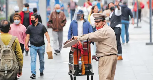  ?? /MAURICIO HUIZAR ?? Los comerciant­es y trabajador­es del Centro Histórico coinciden en que no existe un criterio comercial ni planeación de las medidas contra contagios de Covid-19