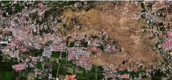  ?? DigitalGlo­be/Associated Press ?? Imagens de satélite mostram o bairro de Petobo, em Palu (Indonésia), destruído após o terremoto seguido de tsunami de sexta