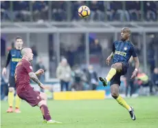  ?? — AFP ?? Inter Milan’s Geoffrey Kondogbia (right) vies with AS Roma’s Radja Nainggolan during the Serie A match at the San Siro stadium in Milan on Sunday.
