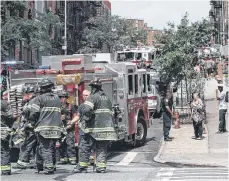  ?? /ARCHIVO ?? Miembros del departamen­to de bomberos acudieron a la escena del crimen por un incendio.