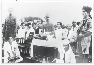  ?? NATIONAL GANDHI MUSEUM ?? MK Gandhi delivers a speech to the Boy Scouts in Madras, 1915.