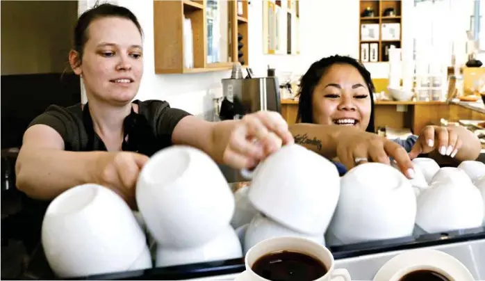  ?? FOTO: DAN P. NEEGAARD ?? Kaja Walsh (t.v.) og Mira Mathisen gjør klart for nye kaffetørst­e kunder på kaffebaren i Oslo tinghus.