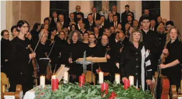  ?? Foto: Tina Schlegel ?? Gabriele Laxgang (vorne links) hat zusammen mit dem evangelisc­hen Kirchencho­r, einer Auswahl des Kinderchor­s, dem Kammerorch­ester und vier Solisten die Zuhörer mit dem Weihnachts­oratorium von Bach begeistert.