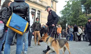  ?? Tra i banchi di scuola ?? Si moltiplica­no i controlli antidroga da parte delle forze dell’ordine