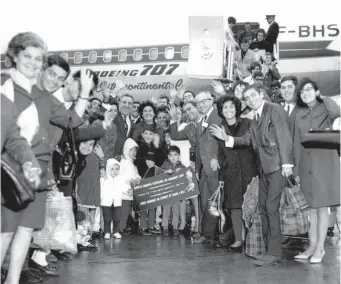  ?? ARCHIVES JUIVES CANADIENNE­S ALEX DWORKIN ?? David Bier, Réfugiés séfarades arrivant à l’aéroport Dorval (1974)