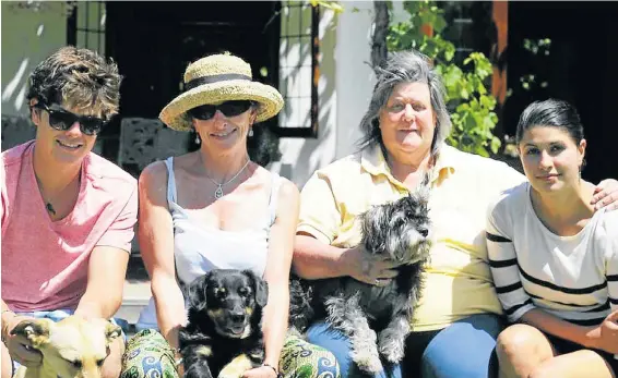  ?? Picture: COREY D SMITH ?? IN MEMORY: The Pryce-Fitchen family, from left, son Kai, 24, Bobbie, the late Pat, and daughter Bahia, 31,with their three dogs