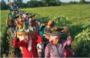  ?? HANUNG HAMBARA/JAWA POS ?? TIAP 1 MUHARAM: Endang Sari ( dua dari kanan) membawa tumpeng dalam Kirab Tumpeng Pitu pada September lalu.