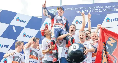  ?? PHOTOS BY PATTARAPON­G CHATPATTAR­ASILL ?? Marc Marquez celebrates with his team officials on the podium.