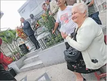  ?? CHRISTIAN VINUEZA / EXPRESO ?? Visita. Esperanza García acudió temprano hasta el mausoleo de JJ.