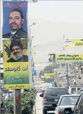  ?? AZIZ TAHER / REUTERS ?? Carteles de Hariri y Nasralah comparten farola en una calle de Zahle