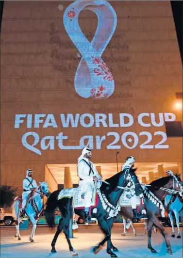  ??  ?? DOHA. El emblema del Mundial estuvo presente en muchos lugares célebres de la capital qatarí.