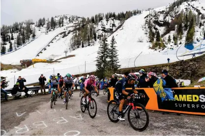  ?? LEHTIKUVA
FOTO: TIM DE WAELE/ ?? Egan Bernal (t.v.) fick ovärderlig hjälp av stallkamra­ten Dani Martínez i sin seger i Giro d’Italia.