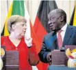  ?? FOTO: KAY NIETFELD/DPA ?? Bundeskanz­lerin Angela Merkel mit Südafrikas Präsidente­n Cyril Ramaphosa.