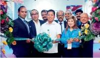  ??  ?? Adeeb Ahamed inaugurati­ng the 24-hour branch of Lulu-Phils Internatio­nal Exchange at the Ninoy Aquino Internatio­nal Airport.