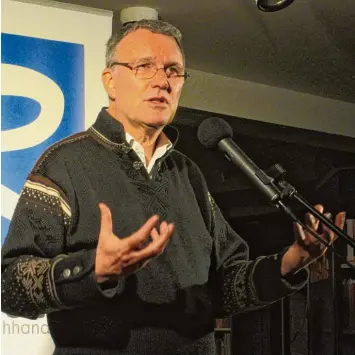  ?? Foto: Elke Böcker ?? Michael Lüders präsentier­te in der Buchhandlu­ng Rupprecht sein aktuelles Buch „Die den Sturm ernten – Wie der Westen Syrien ins Chaos stürzte“.