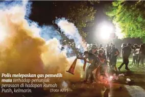  ?? (Foto AFP) ?? Polis melepaskan gas pemedih mata terhadap penunjuk perasaan di hadapan Rumah Putih, kelmarin.