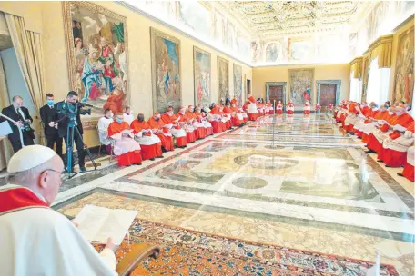  ??  ?? El papa Francisco preside la reunión pública del Consistori­o, en Roma. El Pontífice reapareció durante el rezó de ayer. (EFE)