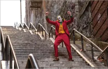  ??  ?? Joaquin Phoenix er uhørt fremragend­e i “Joker”, der er en sjaeldent dyb og kompleks fortaellin­g om en skurk. Foto: Niko Tavernise/Warner Bros. Pictures