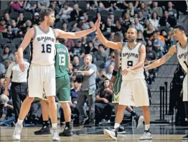  ??  ?? CALIDAD. Pau Gasol y Tony Parker, dos europeos, que triunfan en la NBA con los San Antonio Spurs.